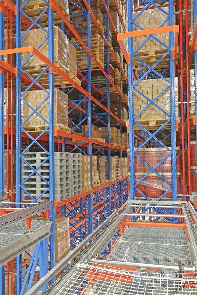 High-density pallet racks with wire decking